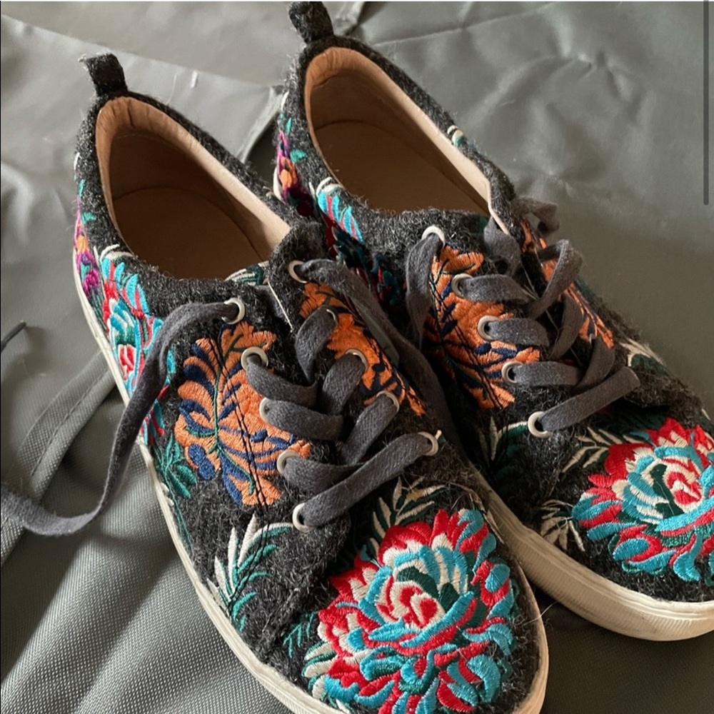 Floral Embroidered JSlides - Picture 2 of 7